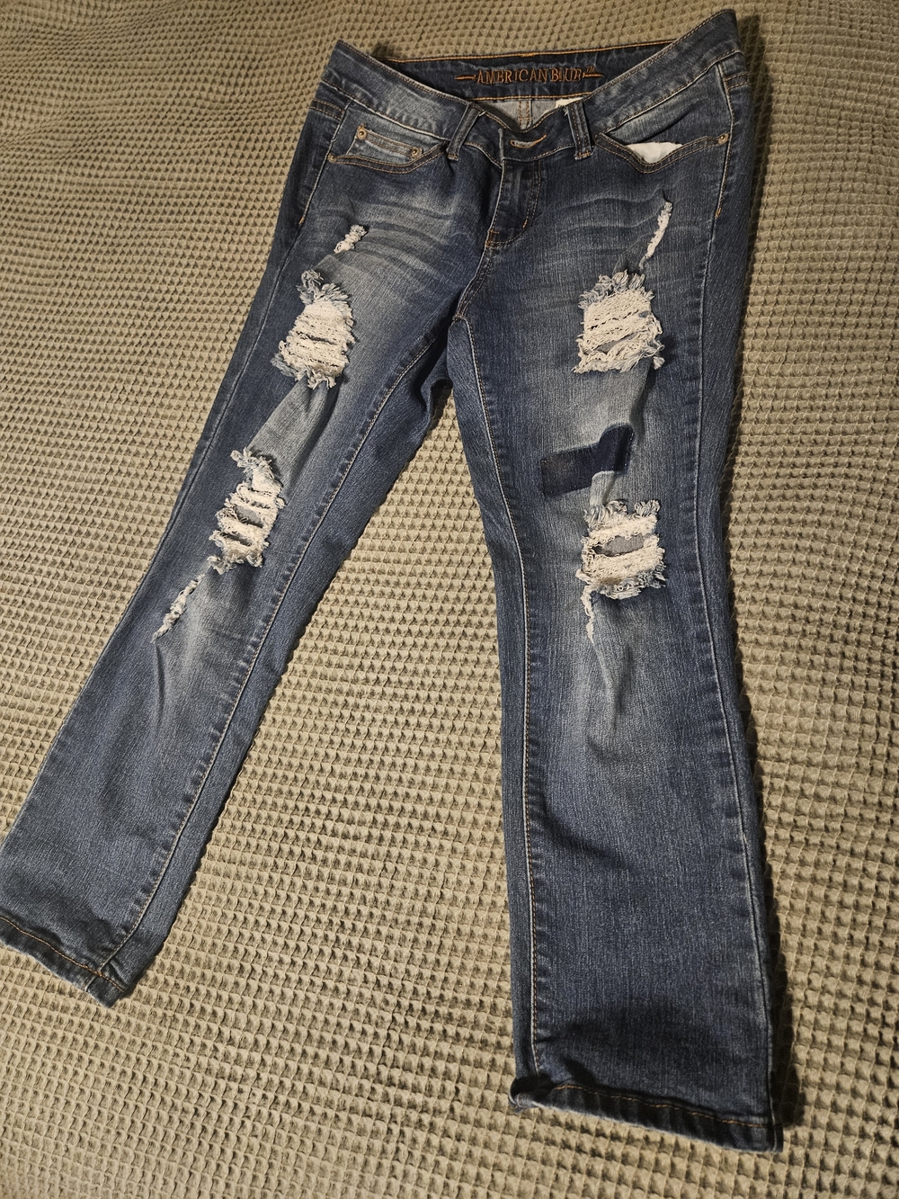 Distressed Ankle Jeans in Medium Blue